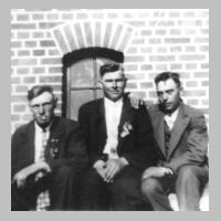 059-0114 Ortsteil Podollen - Pfingsten in Podollen. Von links Erich Tengler, Karl Wohlgemuth und Fritz Lakaf.jpg